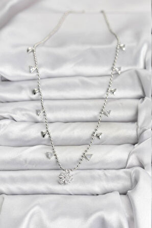 Pirinç Gümüş Renk Zirkon Taşlı Çiçek Model Kadın Kolye