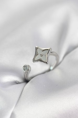 Gümüş Renk Köşeli Yonca Model Zirkon Taşlı Kadın Yüzük