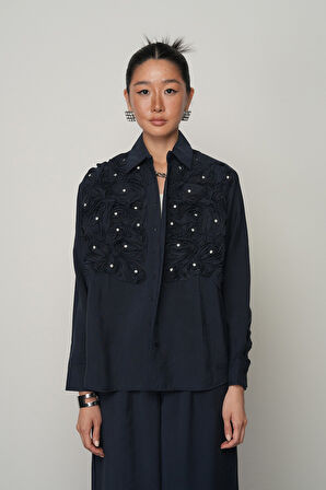 KADIN ÖNÜ GÜL İŞLEMELİ DÜZ RENK GÖMLEK