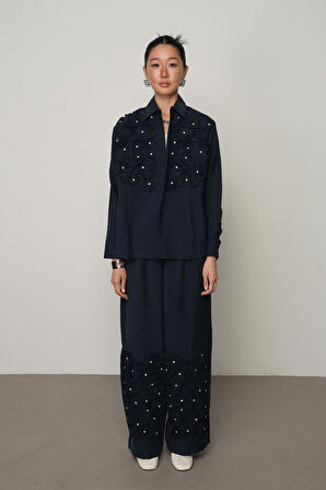 KADIN ÖNÜ GÜL İŞLEMELİ DÜZ RENK GÖMLEK