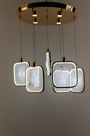 Lüks Gold 7li Kare Işınsal Desenli 3 Renk Ledli Çemberli Seri Modern Pleksi Sarkıt Avize