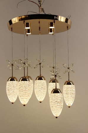 Modern Gold Çemberli Seri 6lı Kristalize Kozalak Formlu Kristal Kelebekli 3 Renk Led Sarkıt Avize