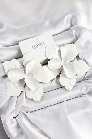 Pirinç Beyaz Çiçek Model Kadın Küpe