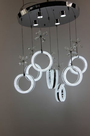 Krom Çemberli Seri 7li Işıltılı Halka Formlu Kristal Kelebekli Modern Sarkıt