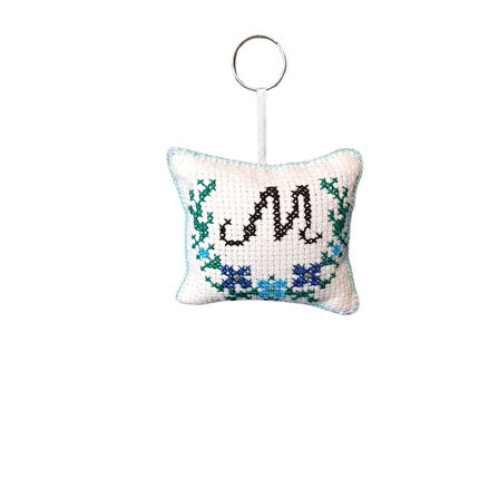 Uretti - Sibel 2453 5464 El Yapımı M Harfi Kanaviçe Anahtarlık