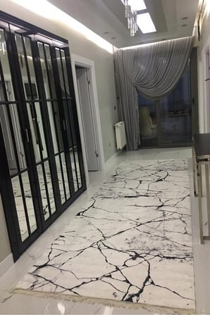 Yolluk Halı – Kaymaz Tabanlı, Yıkanabilir, Yumuşak Dokulu, Şık ve Dayanıklı Tasarım (mermer