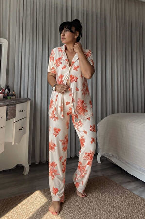 Turuncu Çiçek Desenli Krem Pijama Takımı