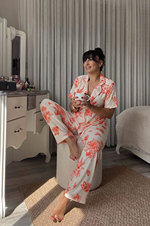 Turuncu Çiçek Desenli Krem Pijama Takımı