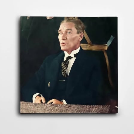 Atatürk Koltukta Kare Kanvas Tablo