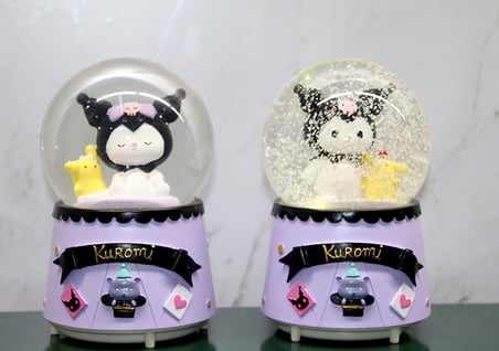 Kuromi İçi Dönmeli Püskürtmeli Işıklı Müzikli Kar Küresi Büyük Boy - Model 2