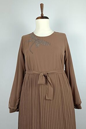 Taş Detaylı Pliseli Büyük Beden Elbise Vizon 7763