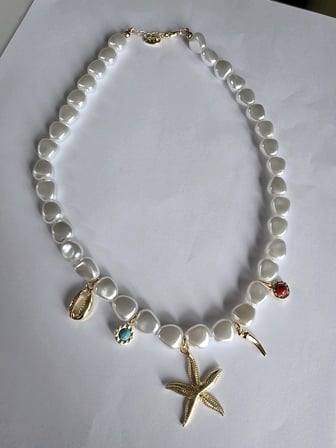 Gold Renk Deniz Temalı Charm Detaylı İnci Kolye