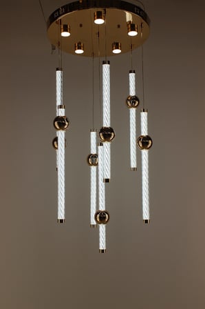 Lüks Gold Çemberli Seri 7li Çizgili Cam Silindir Modern Küre Detaylı Led Avize