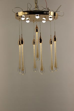 Lüks Gold Çemberli Seri 7li Uzun Kristalize Damla Model Beyaz Led Avize