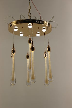 Lüks Gold Çemberli Seri 7li Uzun Kristalize Damla Model Beyaz Led Avize