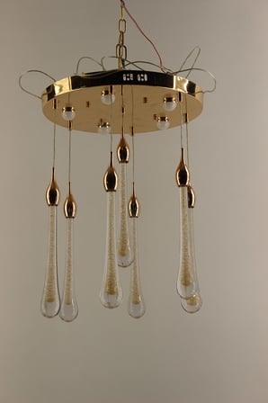 Lüks Gold Çemberli Seri 7li Uzun Kristalize Damla Model Beyaz Led Avize