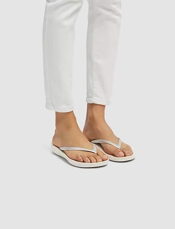 FitFLop FitFlop IQUSHION ERGONOMIC E54 Gümüş Kadın Parmak Arası Terlik