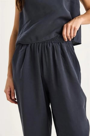 Beli Lastikli Modal Pantolon & Kalın Askılı Bluz Takımı - Füme