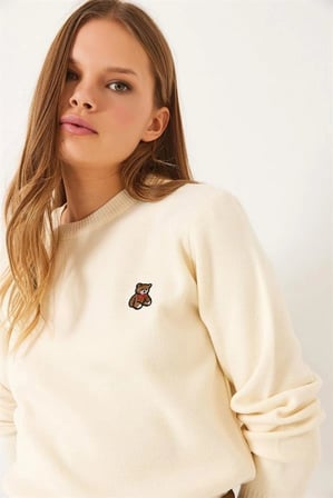 Kadın Peluş Teddy Ayıcık Nakışlı Bisiklet Yaka Basic Triko Kazak - Ekru