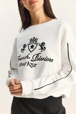 Kadın Nakış İşlemeli Bisiklet Yaka Sweatshirt - Üç İplik Şardonlu Sıcak Tutan Üst - Ekru
