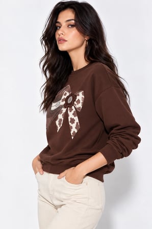 Kadın Taş İşlemeli Fiyonk Baskı Oversize Üç İplik Rahat Kesim Sweatshirt - Acı Kahve