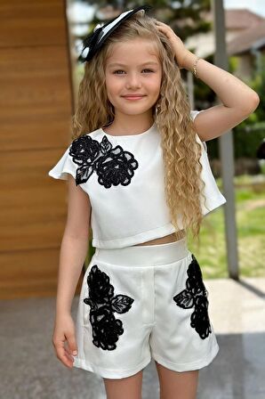 Kız Çocuk Omzu Düğmeli Çiçek İşlemeli Beyaz Şortlu Takım