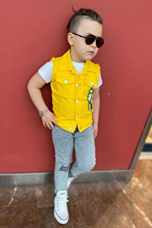 Erkek Çocuk Merci Yazı Baskılı Tişört Jean Pantolon ve Düğme Detaylı Sıfır Kol Jean Sarı Yelek Alt Üst Takım