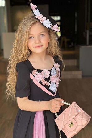 Kız Çocuk Göğsü Çiçek İşlemeli ve Şerit Detaylı Piliseli Siyah Elbise