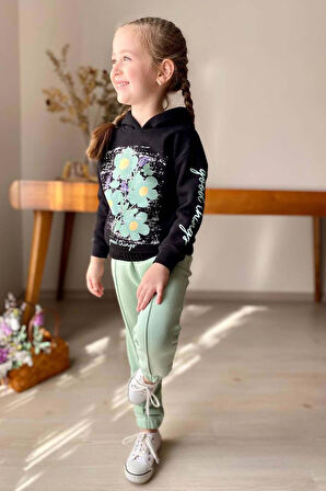Kız Çocuk Kollarında Yazı Detayları ve Önü Çiçek Baskılı Yeşil Eşofman Takım