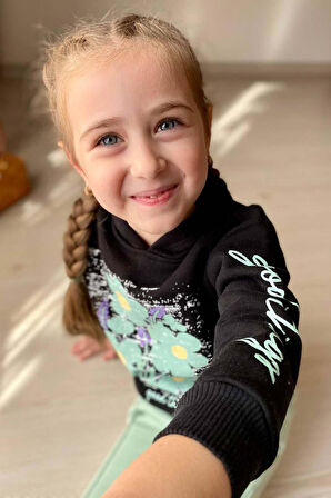 Kız Çocuk Kollarında Yazı Detayları ve Önü Çiçek Baskılı Yeşil Eşofman Takım