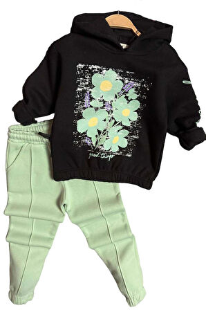 Kız Çocuk Kollarında Yazı Detayları ve Önü Çiçek Baskılı Yeşil Eşofman Takım