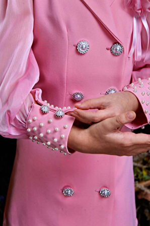 Kız Çocuk Bilekleri İnci Boncuk İşlemeli Kolları Şeffaf Kumaş Taş Düğme Detaylı Pembe Elbise