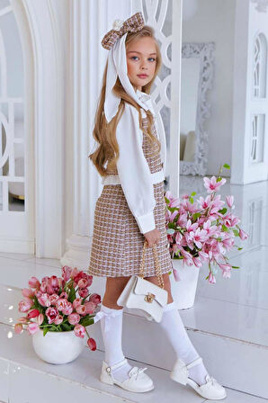 Kız Çocuk Yakası Bağlama Detaylı Kolları Şifon Beli Fırfırlı Üzeri Şanel Kumaş Kahverengi Elbise