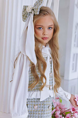 Kız Çocuk Yakası Bağlama Detaylı Kolları Şifon Beli Fırfırlı Üzeri Şanel Kumaş Yeşil Elbise