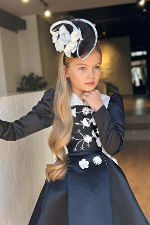 Kız Çocuk Sırtı Fermuar Detaylı Beyaz Renk Göğsü Papatya Detaylı Karpuz Kol Cepli Siyah Elbise