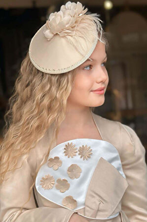 Kız Çocuk Kare Yaka Göğsü Pano Çiçek Asimetrik Kesim Krem Elbise