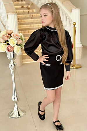 Kız Çocuk Dik Yaka Pileli Saten Bluz Etek Ucu İnci İşlemeli Kemerli Siyah Etekli Takım