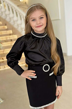 Kız Çocuk Dik Yaka Pileli Saten Bluz Etek Ucu İnci İşlemeli Kemerli Siyah Etekli Takım