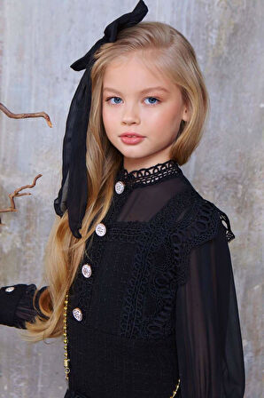 Kız Çocuk Omuzları ve Göğsü Güpür İşlemeli Taş Düğme Detaylı Şanel Siyah Elbise