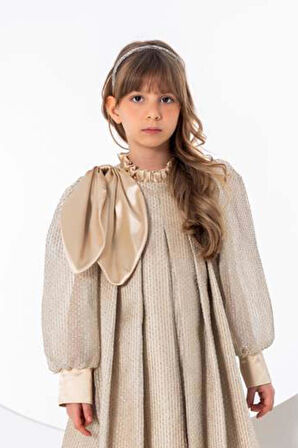 Kız Çocuk Omzu Kurdele Detaylı Yakası Fırfırlı Şerit Pullu Pileli Gold Elbise