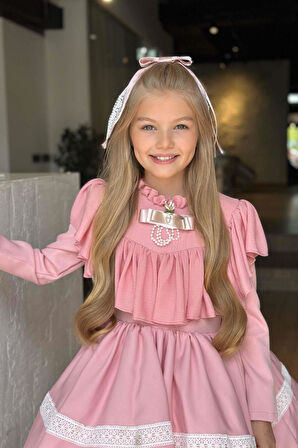 Kız Çocuk Göğsü ve Yakası Fırfırlı Eteği Pliseli Dantel Şerit Detaylı Pudra Elbise