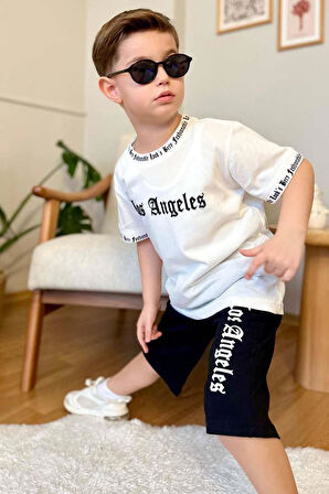 Erkek Çocuk Yakası ve Kol Uçlarında Yazı Detaylı LA Beyaz Şortlu Takım
