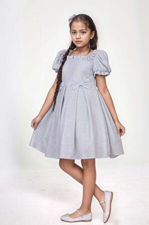 Kız Çocuk Kare Yaka Şeffaf Tüllü Omuzları Fırfırlı Beli Fiyonk Detaylı Üzeri Simli Gri Abiye