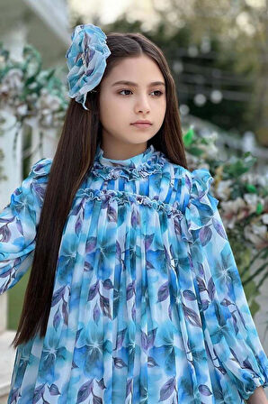 Kız Çocuk Yakası ve Omuzları Fırfır Detaylı Çiçek İşlemeli Pliseli Mavi Elbise