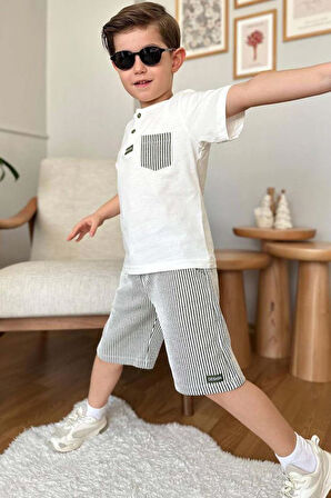 Erkek Çocuk Kapak Cepli Düğme Detaylı Beyaz T-Shirt Çizgili İp Detaylı Şortlu Takım