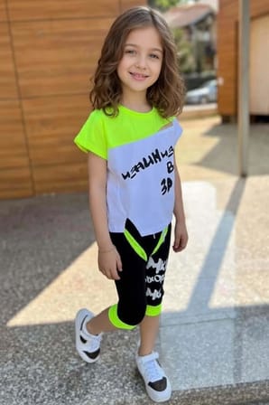 Kız Çocuk Üzeri Yazı Baskılı Bisiklet Yaka T-Shirt ve Şerit Detaylı Siyah Kapri Şortlu Takım