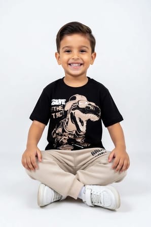 Erkek Çocuk Üzeri Yazı ve Kaykay Dino Baskılı Bileği Manşetli Bej Pijama Takımı