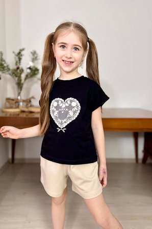 Kız Çocuk Göğsünde Dantel İşleme Kalp Detaylı Siyah T-Shirt Beli Lastikli Şortlu Takım