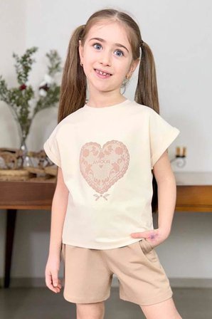 Kız Çocuk Göğsünde Dantel İşleme Kalp Detaylı Krem T-Shirt Beli Lastikli Şortlu Takım