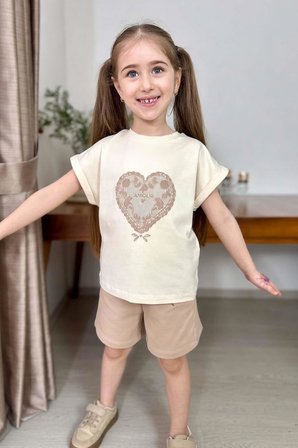 Kız Çocuk Göğsünde Dantel İşleme Kalp Detaylı Krem T-Shirt Beli Lastikli Şortlu Takım